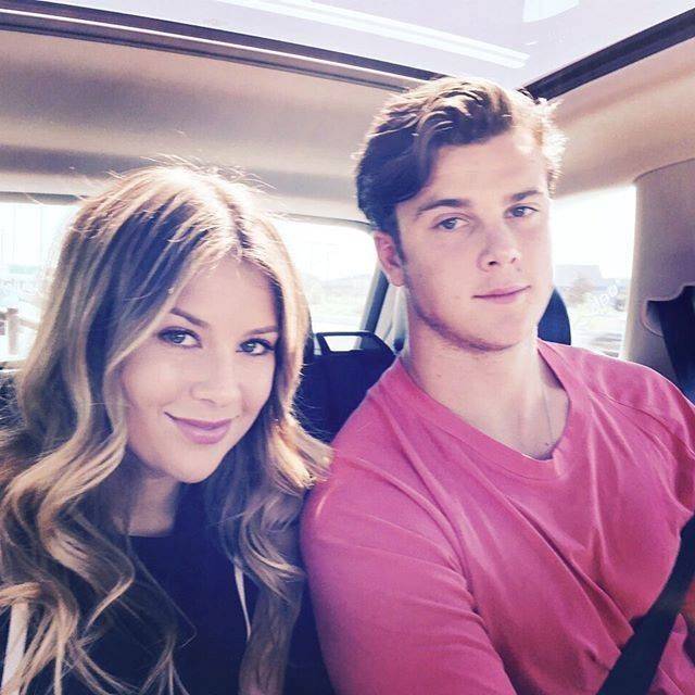 Theo chân sao: Bồ cũ Ronaldo khoe dáng tại bể bơi