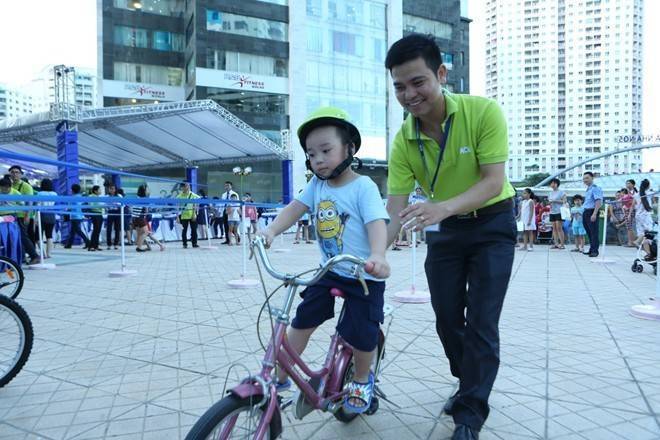 Tập cho trẻ đội mũ bảo hiểm khi tham gia giao thông để đảm bảo an toàn.