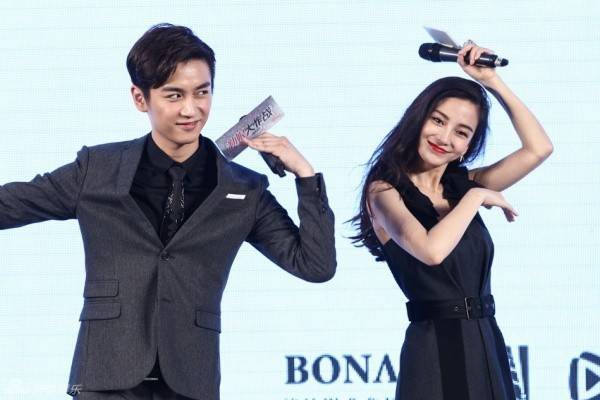 Angela Baby và Huỳnh Hiểu Minh sau 5 năm gắn bó yêu thương đã chính thức là vợ chồng. Tuy nhiên, trước những câu hỏi của phóng viên về người yêu, cô đều khéo léo từ chối.