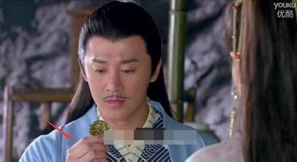 ...bỗng biến mất khi đổi góc máy.