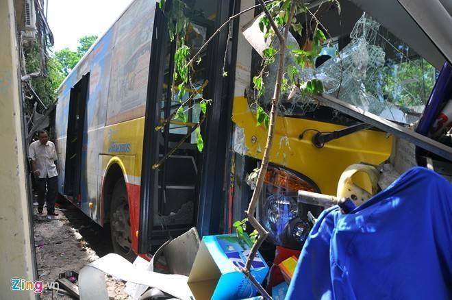 Xe buýt phi lên vỉa hè húc gần chục xe máy