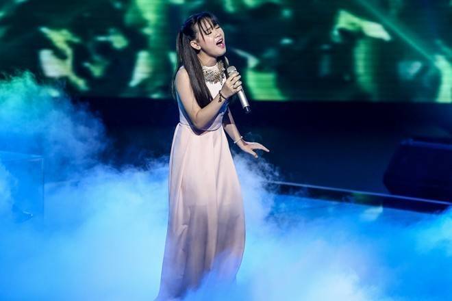 “Bản sao Mỹ Tâm” – Bảo Uyên khoe giọng hát cao vút, trong trẻo và đầy tình cảm trong Con có mẹ rồi. Trong những giây đầu tiên, màn trình diễn của cô gặp trục trặc âm thanh. Dường như điều này khiến giọng ca 16 tuổi bị khớp nên 1 vài đoạn không giữ được sự chắc chắn. sân khấu, MC Phan Anh gửi lời xin lỗi Bảo Uyên vì trục trặc kỹ thuật. Tuy nhiên, Mr. Đàm cho biết thí sinh nhỏ tuổi này diễn tốt, có giọng hát trời cho, vừa sở hữu vóc dáng xinh đẹp, dễ thương.