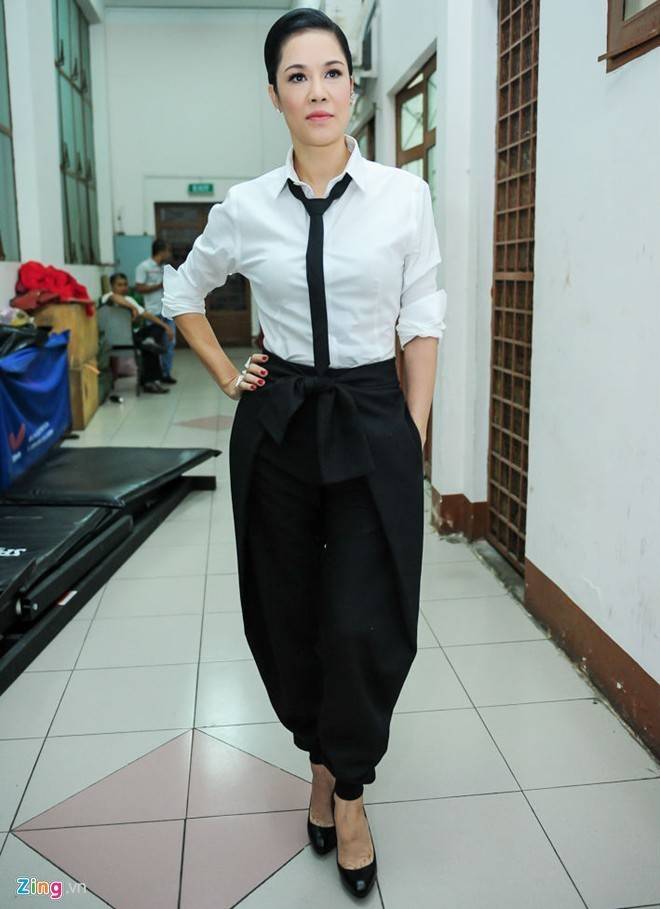 Trang Trần vác bụng bầu tới cổ vũ cô gái vừa ăn kẹo vừa hát