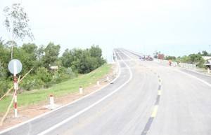 Đường lên cầu Mỹ Lợi phía tỉnh Tiền Giang. 