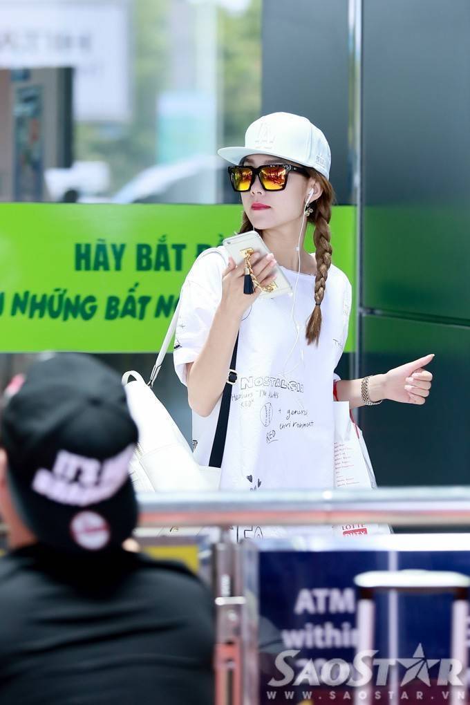Bộ trang phục cực chất cùng làn da trắng sứ giúp Minh Hằng trở nên nổi bật ở một góc sân bay.