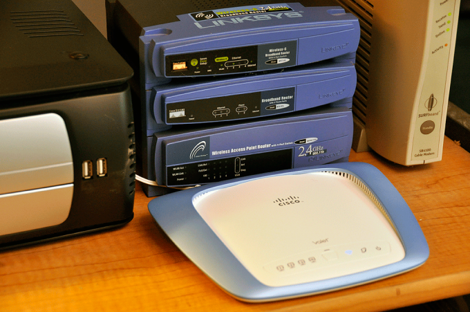 Không nên đặt bộ phát Wi-Fi ở quanh nhiều thiết bị điện tử