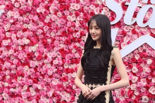 Góc ảnh nghiêng còn cho thấy cằm người đẹp nhô hẳn ra phía trước. Trịnh Sảng vừa công khai chuyện tình cảm với nam ca sĩ xấu trai Hồ Ngạn Bân.