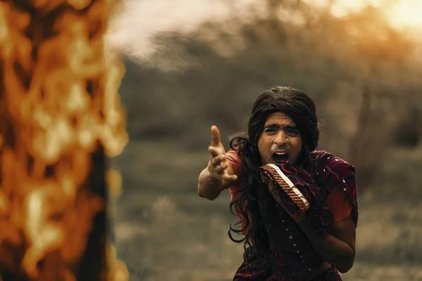 Trong bộ ảnh có sự xuất hiện đầy ẩn ý của một người đàn ông chuyển giới.