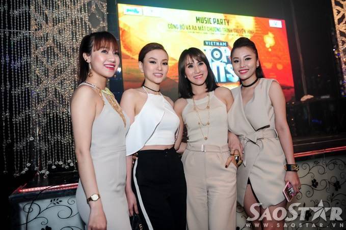 Bà mẹ một con vui vẻ chụp hình lưu niệm cùng nhóm Mây Trắng. Trước đây, cô từng là thành viên của nhóm nhạc này.