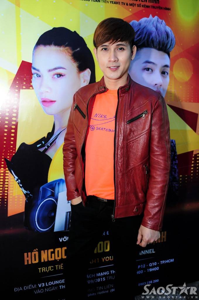 Ca sĩ Nguyên Vũ ăn vận đơn giản, năng động.