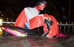 Cơn mưa chiều 15/9 làm 66 điểm ở khắp các quận huyện TP HCM ngập nặng. Ảnh: Hải Hiếu.