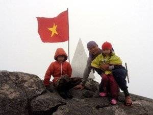 Bằng cách dạy con cương quyết, ba cha con anh Cường, bé Khánh 8 tuổi và bé Linh 5 tuổi đã chinh phục thành công đỉnh Fansipan lúc 3 giờ chiều ngày 9/7/2013 - (Ảnh: Vietnamnet)