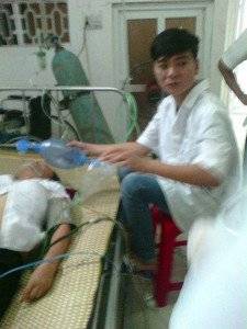 Nạn nhân đang được cấp cứu tại Bệnh viện Đa khoa Nghĩa Bình (ảnh do người nhà cung cấp)