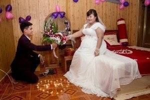 Phòng tân hôn của cô dâu, chú rể được trang trí với hoa, bóng lãng mạn. Sau lễ cưới, cặp đôi sẽ dành một ngày nghỉ dưỡng bên nhau. Thanh Mai cho biết.