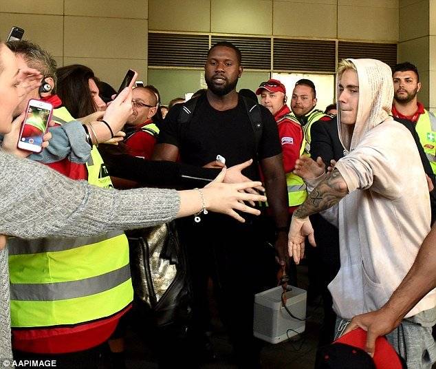 Justin Bieber tại sân bay Melbourne hôm 27/9.