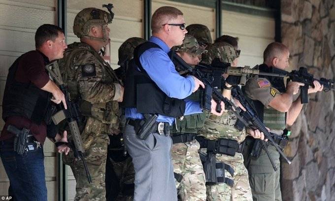 2CFD1E5700000578-3256633-Security_sweep_Authorities_move_from_building_to_building_to_sec-a-10_1443743280203