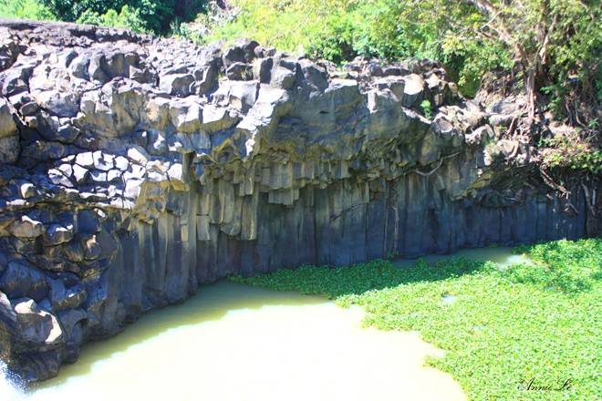 Thêm một điều đặc biệt nữa khi đến với thác Gia Long, du khách sẽ bắt gặp kiểu địa chất magma đặc trưng, gồm nhiều khối đá hình trụ xếp chồng lên nhau, có nguồn gốc từ núi lửa phun trào, giống như gành Đá Dĩa ở Phú Yên.