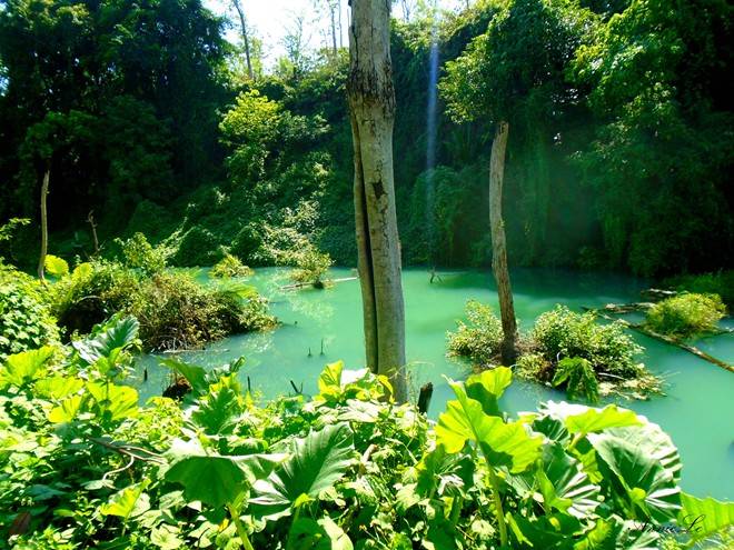 Những hồ nước xanh ngọc bích.