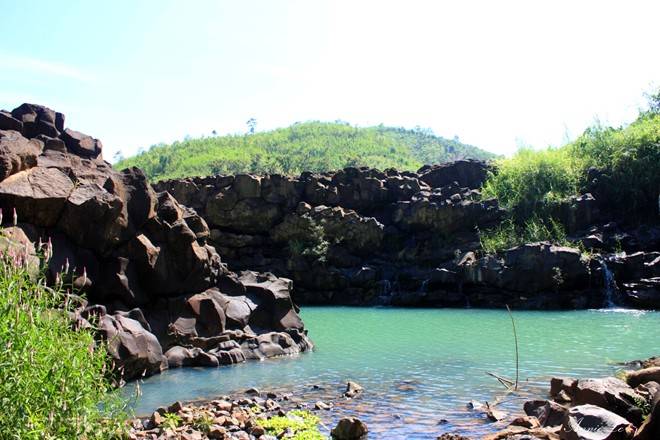 Những hồ nhỏ tự nhiên với màu xanh mát mắt khiến du khách sau một chặng đường 7 km chỉ muốn nhảy xuống tắm ngay lập tức.