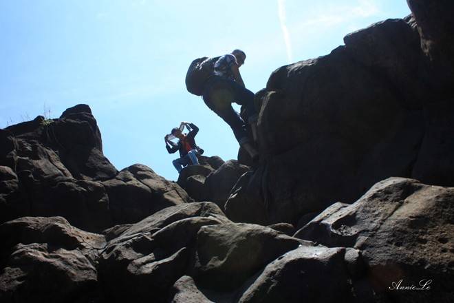 Nếu là người ưa khám phá và thích mạo hiểm, bạn có thể leo ngược lên các vách đá về đầu nguồn sông Serepôk, ngắm toàn cảnh thác, cùng những cây cầu treo làm bằng tre đã cũ.