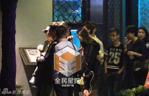 Cô vui vẻ bên người thân.