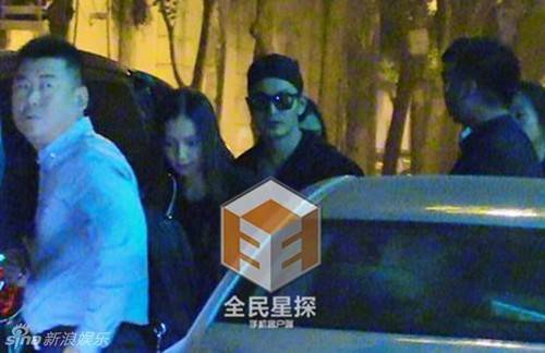 Huỳnh Hiểu Minh đeo kính và đội mũ khi xuất hiện bên ngoài. Anh không né tránh ống kính ký giả.