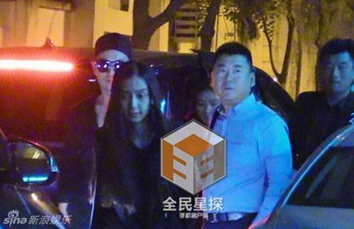 Tài tử tháp tùng phia sau bà xã.