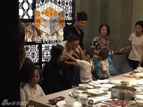 Huỳnh Hiểu Minh và Angela Baby trong buổi tiệc sau đám cưới.