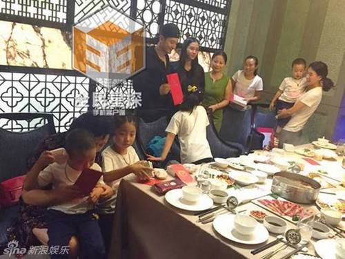 Cả hai tiếp tục nhận lời chúc phúc từ người thân.