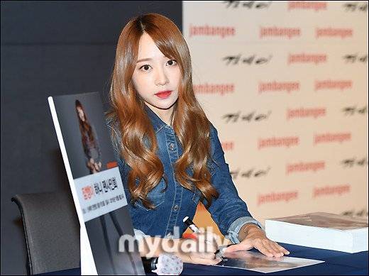 Cách đây không lâu, nhóm EXID chia sẻ họ cảm thấy ái ngại khi Hani dù nổi tiếng hơn nhưng vẫn nhận được mức thù lao ngang bằng với các thành viên khác. Hani cũng từng thổ lộ cô rất phân vân khi được chú ý hơn những chị em trong nhóm. 