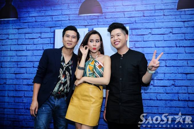 Vợ chồng Lưu Hương Giang - Hồ Hoài Anh cùng lưu lại khoảnh khắc đáng nhớ với Đức Phúc.