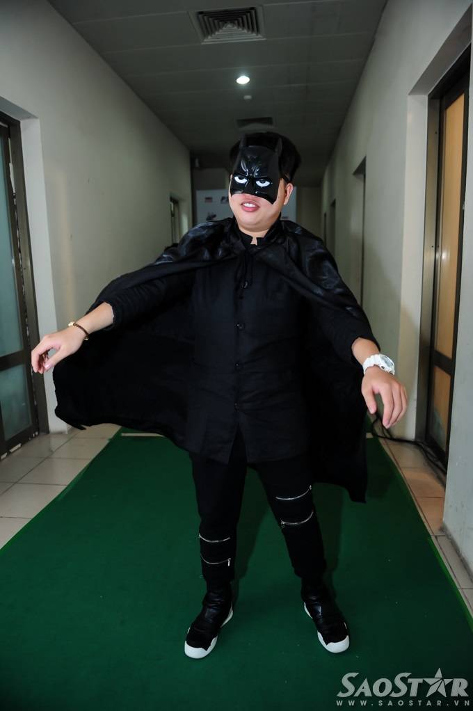 Quán quân Giọng hát Việt 2015 tạo dáng ngộ nghĩnh, đáng yêu trong bộ trang phục người dơi.