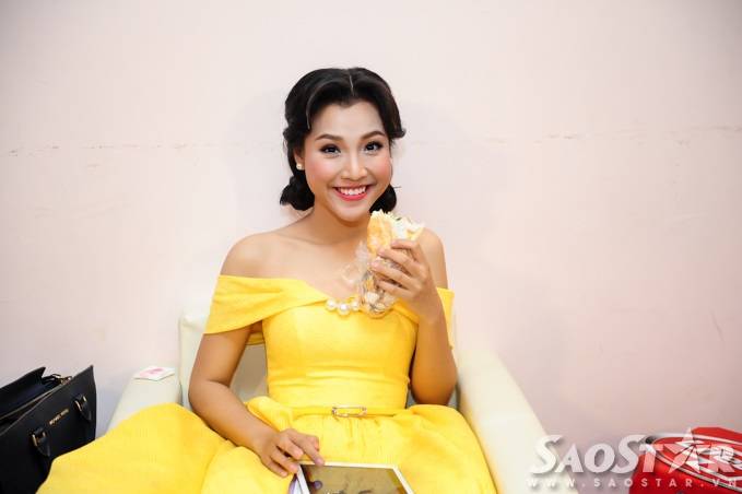 Bạn gái ca sĩ - diễn viên Huỳnh Anh cười tươi khi bắt gặp ống kinh máy ảnh hướng về mình.