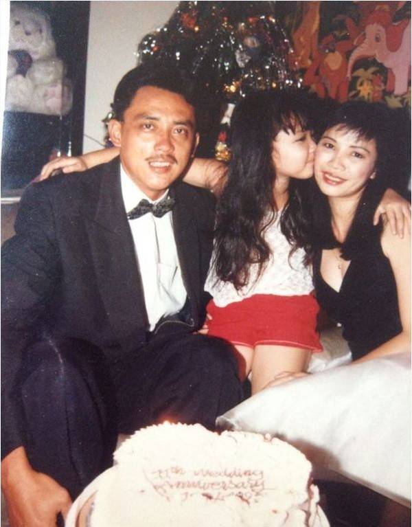 Tóc Tiên khi còn bé luôn được bảo bọc bởi ba mẹ.