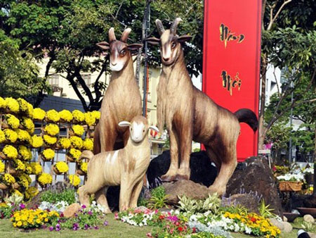 Đường hoa Tết Ất Mùi phải dời sang đường Hàm Nghi, thay vì đường Nguyễn Huệ như mọi năm do xây dựng phố đi bộ.