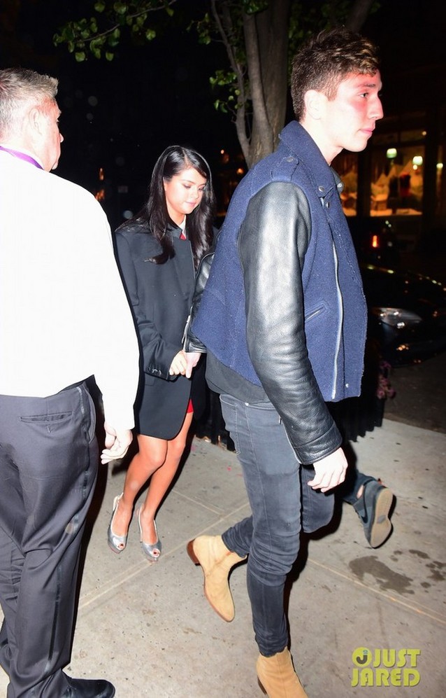 Cô không né tránh ống kính.