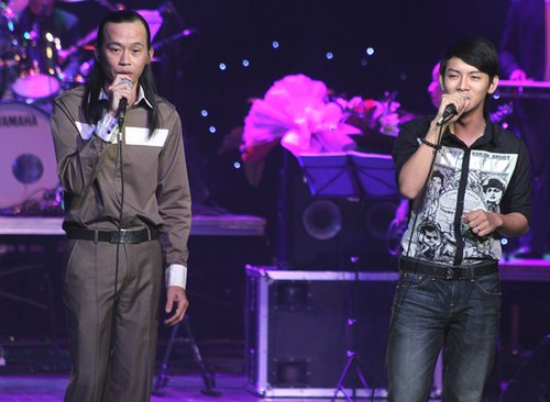 Danh hài Hoài Linh và con trai nuôi Hoài Lâm trong một lần song ca.