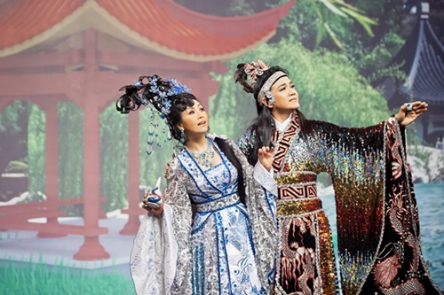 Nghệ sĩ hài Kiều Oanh và Lê Tứ trong một trích đoạn cải lương.