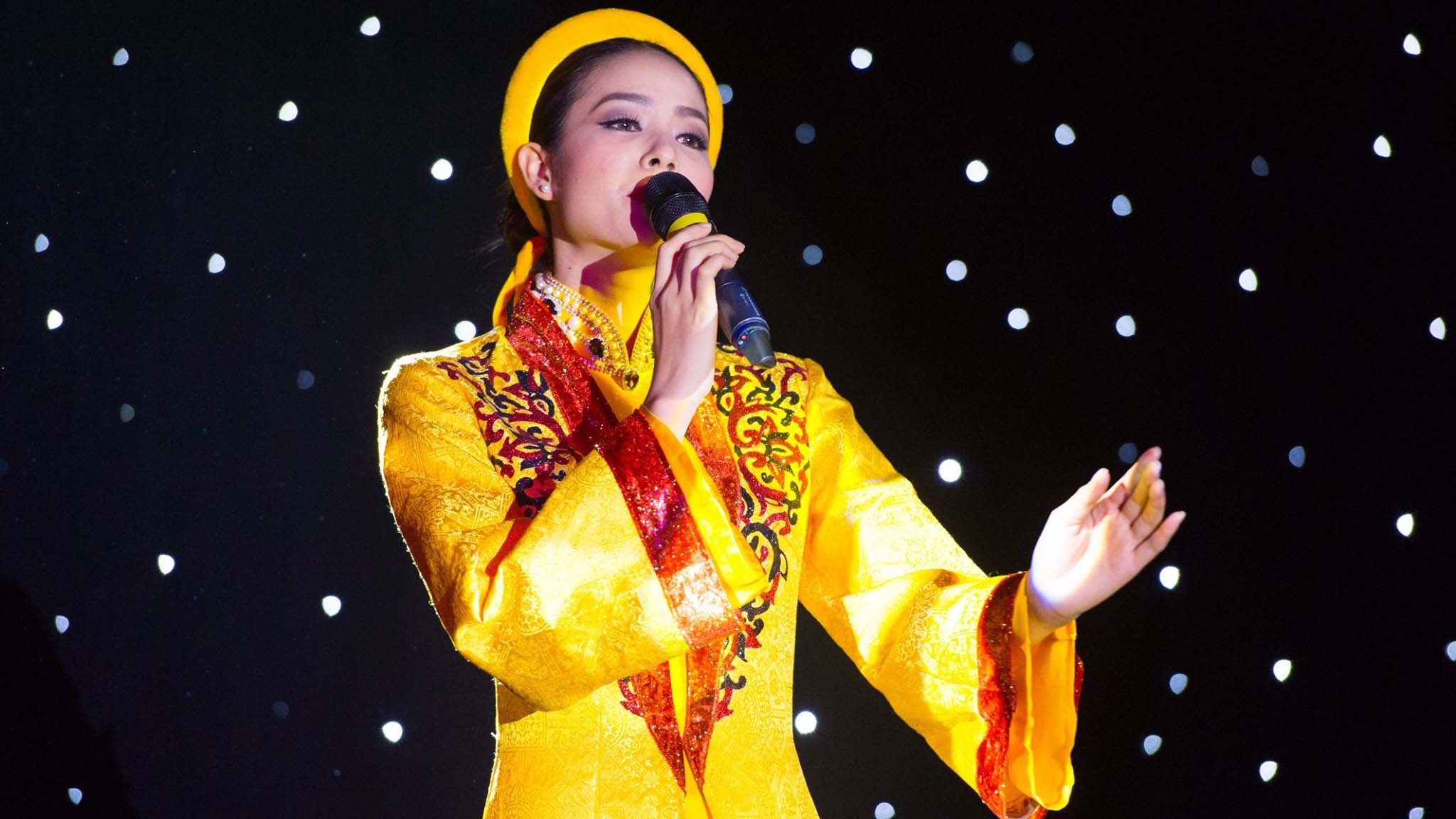 Xúc động clip Phạm Hương hát ca khúc 'báu vật quốc gia' trên sân khấu Miss Universe - Saostar.vn