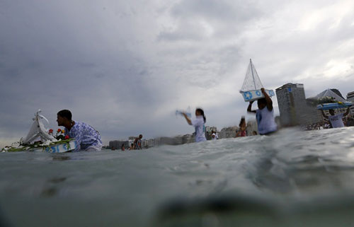 Các tín đồ của đạo Umbanda ở Brazil mang đồ lễ dâng thần biển Iemanja, tại bãi biển Rio de Janeiro. Nghi lễ này nhằm cảm ơn thần biển đã phù hộ cho họ trong một năm qua và cầu xin phước lành cho năm tới.