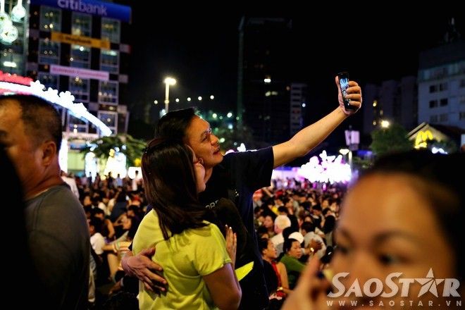 Người dân Sài Gòn nháo nhào trên phố đi bộ vì nhầm địa điểm bắn pháo ho