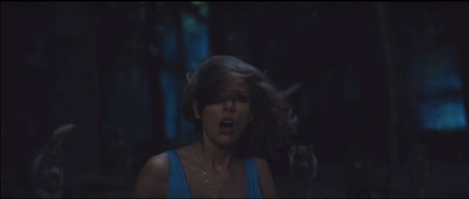 MV lấy bối cảnh chính ở trong khu rừng như đúng tên gọi của MV.