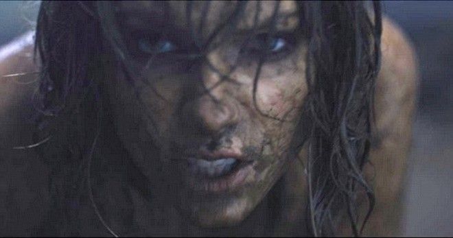 Nhân vật nữ lấm lem bùn đất.