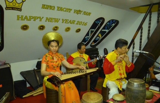 Nghệ sỹ Đức Dậu biểu diễn nghệ thuật truyền thống phục vụ du khách.