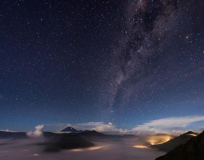 Không khí trong lành trên núi Bromo tạo điều kiện lý tưởng để König chụp lại hình ảnh dải ngân hà trên bầu trời đêm xanh thẳm.