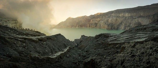 Nằm ở Đông Java, Indonesia, hồ Ijen nằm trên núi lửa Ijen có màu xanh ám ảnh. Nước hồ rất độc do có chứa axit. Đây cũng là nơi khai thác lưu huỳnh.