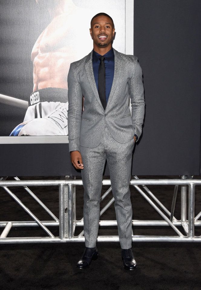 Michael B. Jordan chọn sắc ánh kim của Calvin Klein tại đêm công chiếu bộ phim Creed giúp anh nổi tiếng. Đôi giày màu Navy thương hiệu Christian Louboutin và đồng hồ Piaget hoàn toàn khiến chàng diễn viên da màu này nổi bật.