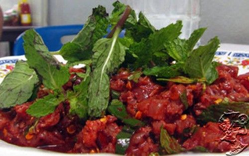 Larb Leuat Neua: Thịt bò sống thái lát mỏng ăn cùng rau bạc hà và nước sốt sử dụng chính tiết bò tươi. Larb Leuat Neua rất được yêu thích trên các bàn nhậu.