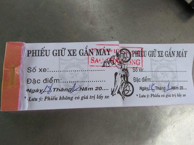 Phiếu giữ xe gồm hai phần, trong đó phần khách hàng giữ phải là phần "Phiếu có giá trị lấy xe" - Ảnh: Vũ Phượng