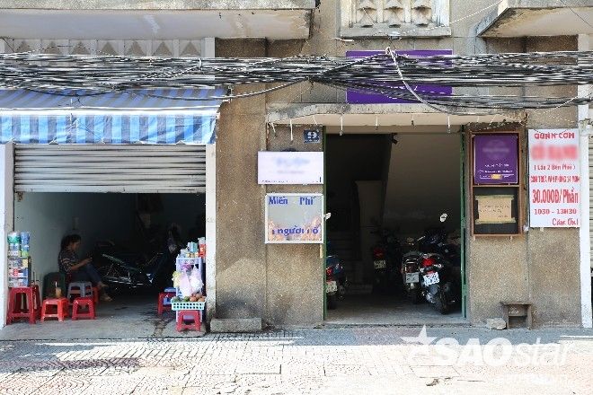 Toàn cảnh tủ bánh mì trên đường Thái Văn Lung. Hôm qua, người bán hàng nước bên cạnh cũng rất sẵn lòng tháo biển kinh doanh của mình xuống, nhường chỗ cho chị Uyên lắp đặt tủ bánh từ thiện.